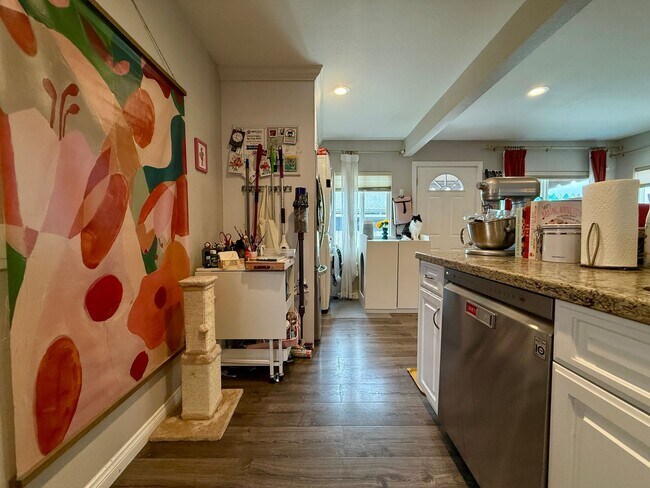 Building Photo - Modern Bungalow with W/D + A/C! Assigned Parking Included & 1 Garage Storage!