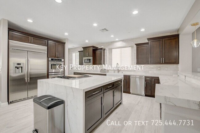 Building Photo - 4 BEDROOM 4.5 BATH MOUNTAINS EDGE REMODELE...