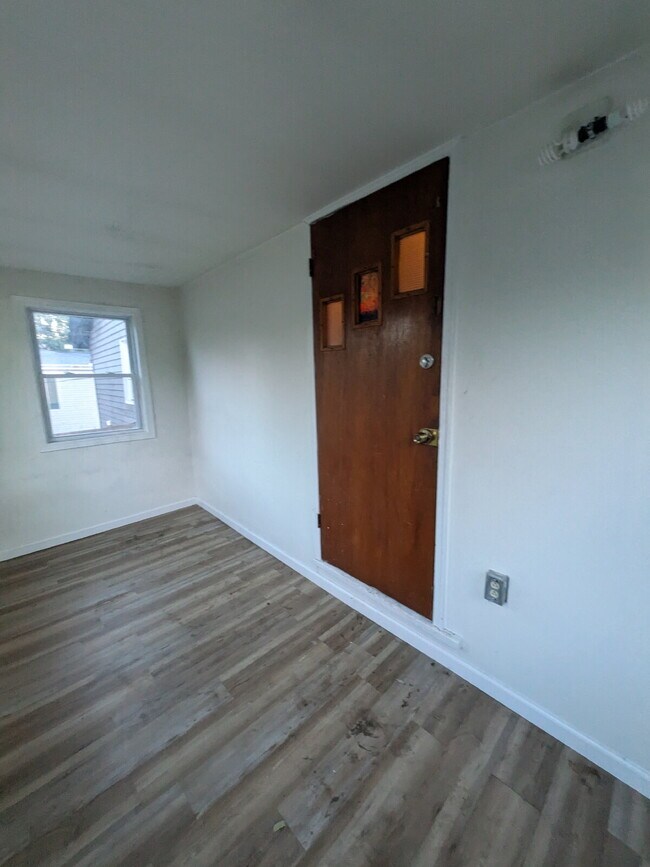 Building Photo - Beautifully updated 2 bed 1 bath apartment in Beaver Falls!  OPEN HOUSE on Thursday (February 5) ...