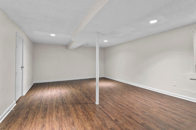 Building Photo - 529 NW Valleybrook Rd