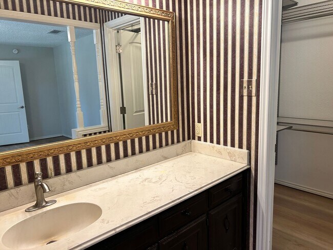 Building Photo - Self Showing - 3 Bedroom 2 bathroom