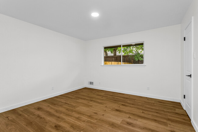 Building Photo - 3761 High Vista Dr
