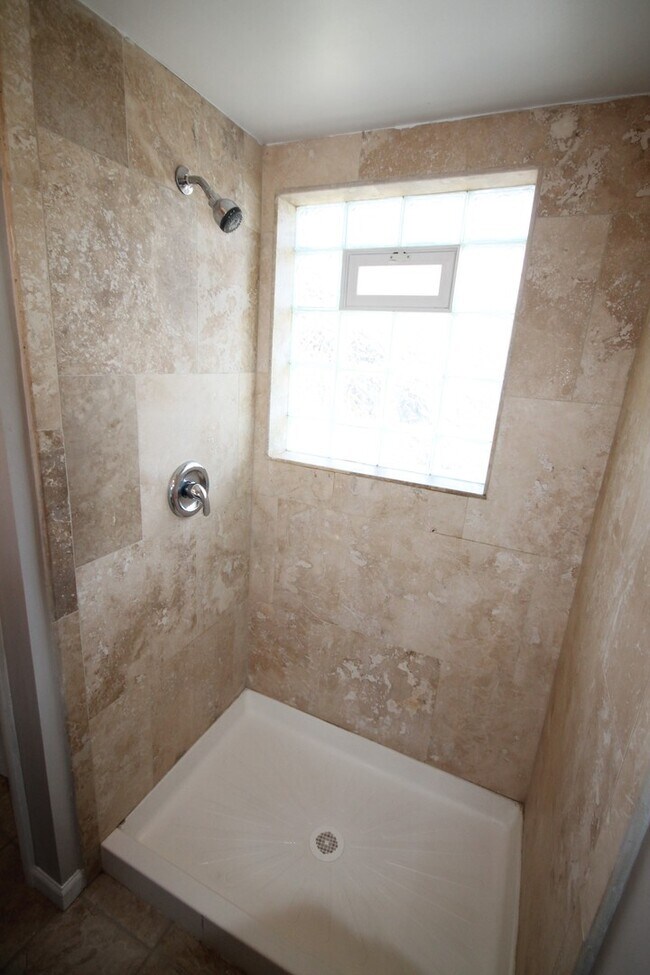 Building Photo - 1 Bedroom- Grandview Area