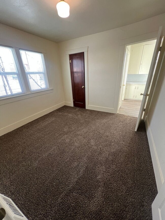 Building Photo - Corner location near ISU-Single Family Home with room to spread out!