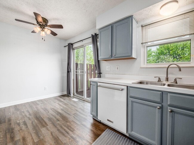 Building Photo - 952 Charleston Way Dr