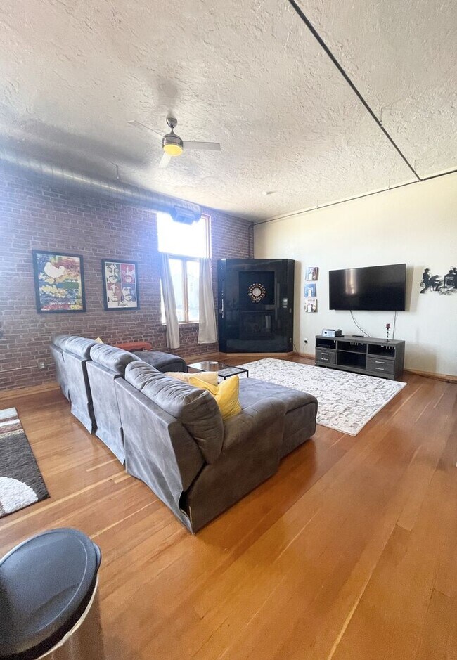 Building Photo - One-of-a-Kind Tejon Street Condo in Unbeatable Location! No Utility Setup Required!