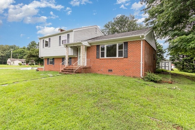 Building Photo - Coming Soon | $2,000/mo | Spacious Split-L...