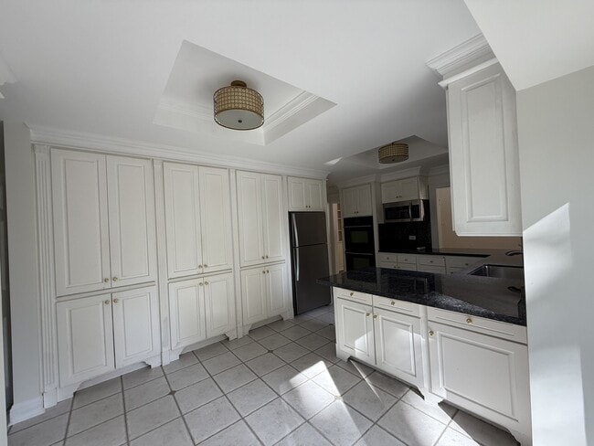 Building Photo - 687 Linden Ave