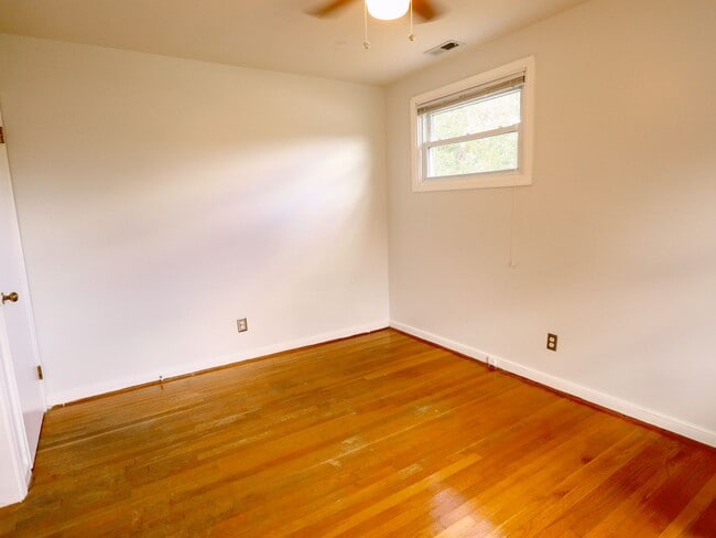 Building Photo - Move-In Ready 3 Bed/1 Bath Rancher | Spacious Yard & Enclosed Porch!