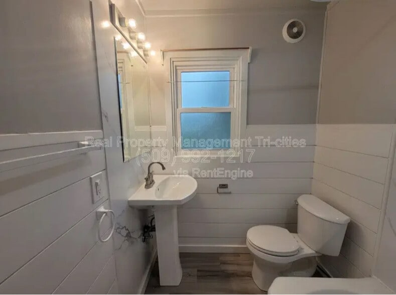 Building Photo - 402 Barth Ave