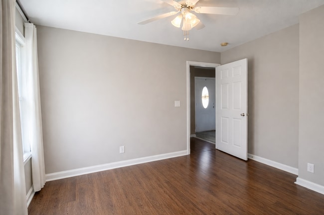 Building Photo - $1800 3 Bedrooms 2.5 Bath Brick Home with a bonus room!