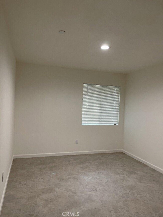 Building Photo - 1140 Deseret Ave