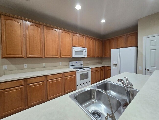 Building Photo - Beautiful home in Gated community