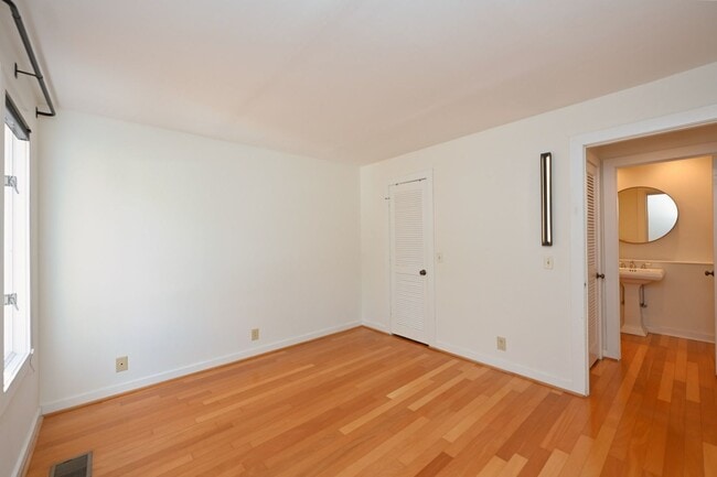 Building Photo - **PERFECTLY SITUATED TOWNHOME IN GREEN HIL...