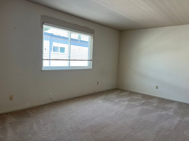 Building Photo - Spacious Townhome in Swallows Nest Country Club