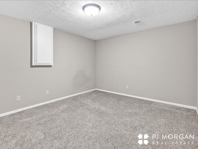 Building Photo - 3 bedroom 2 bath house in a great location!