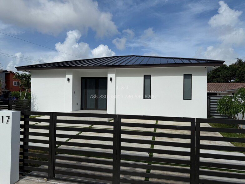 Building Photo - 920 SW 71st Ave
