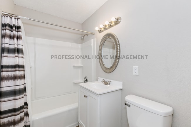 Building Photo - Updated 3 bed / 2 bath house With Exceptio...