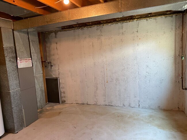 Building Photo - 2 Bedroom, 1.5 Bathroom Twin Home in West ...