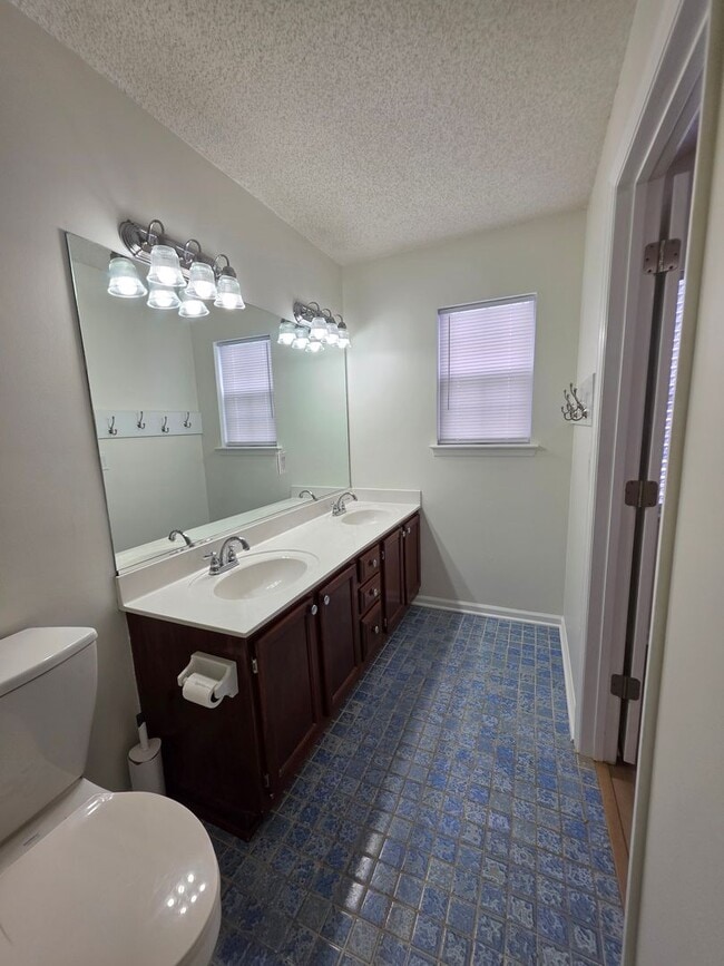 Building Photo - Charming 3-Bedroom Home in Desirable Shadowmoss Community