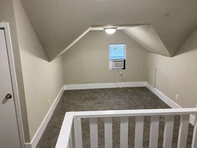 Building Photo - 4-Bedroom, 2-Bath Home Near Drake University - Fenced Backyard