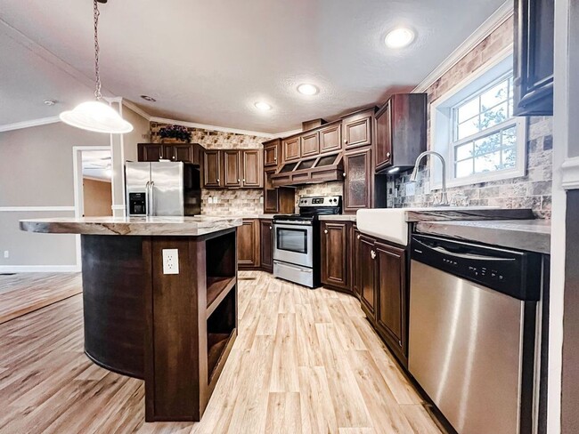 Building Photo - LOCATION! 5 mins from Carolina Beach bridg...