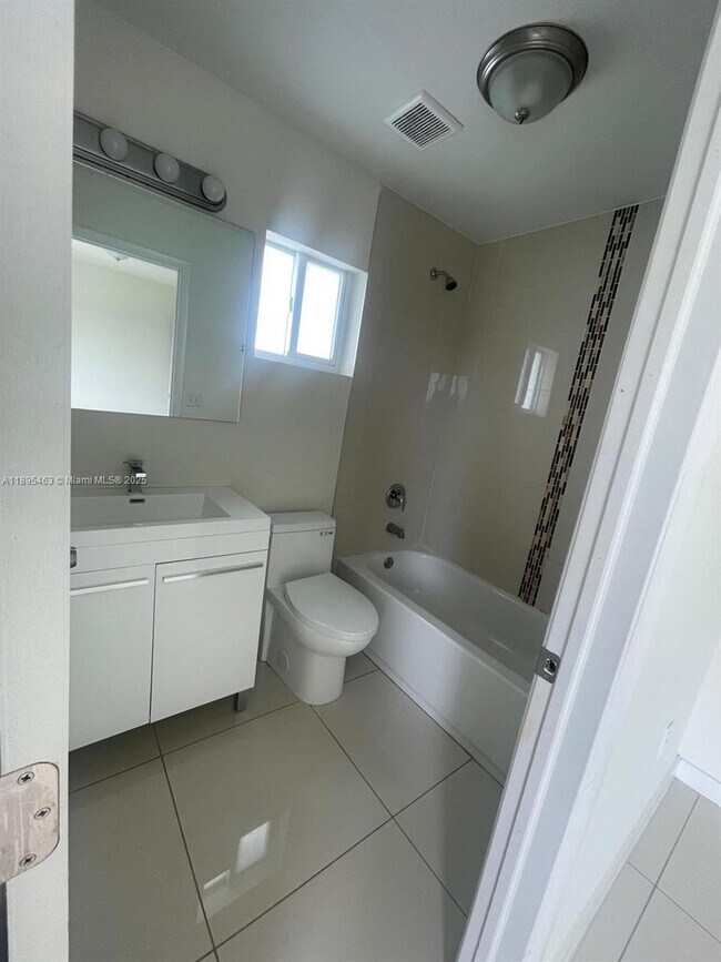 Building Photo - 3 bedroom in Miami FL 33147