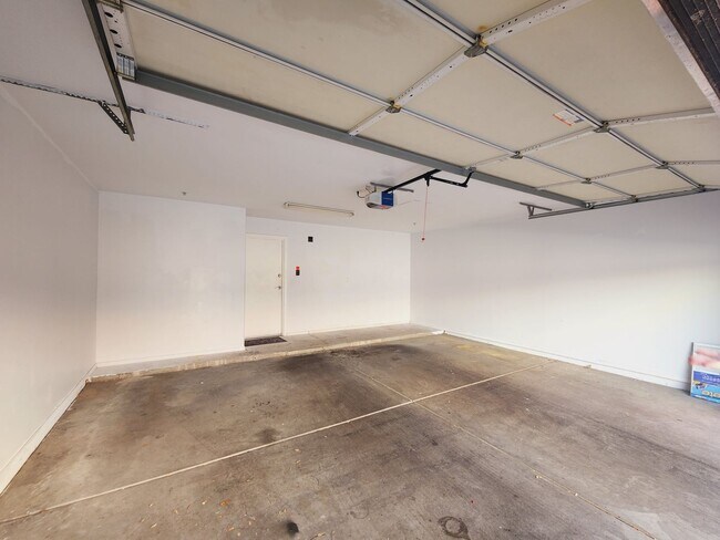 Building Photo - Lovely Parkside Townhome!