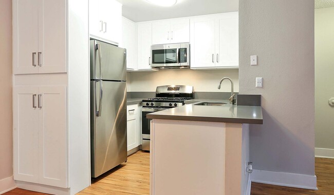 Renovated kitchens with premium finishes are available for upgrade. Ask the leasing team for more details. - Indian Oaks