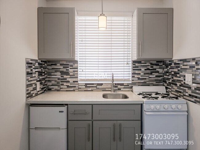 Building Photo - 1215 1/2 Dewey Ave-