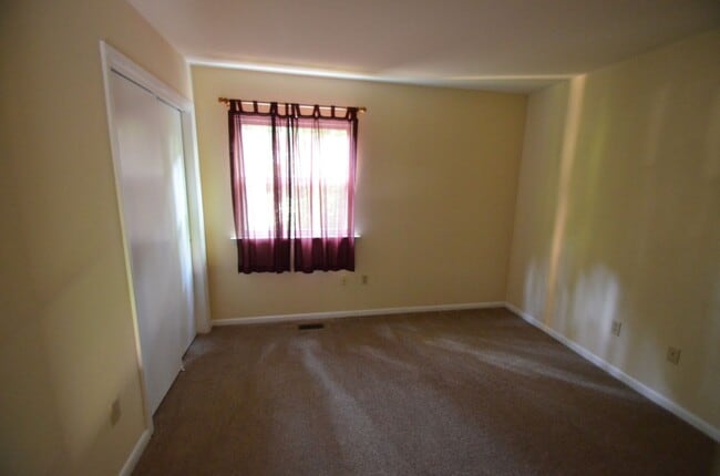 Building Photo - Spacious Yorktown Gem with New Flooring & ...