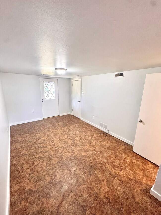 Building Photo - SUPER CLEAN THREE BEDROOM TOWNHOME