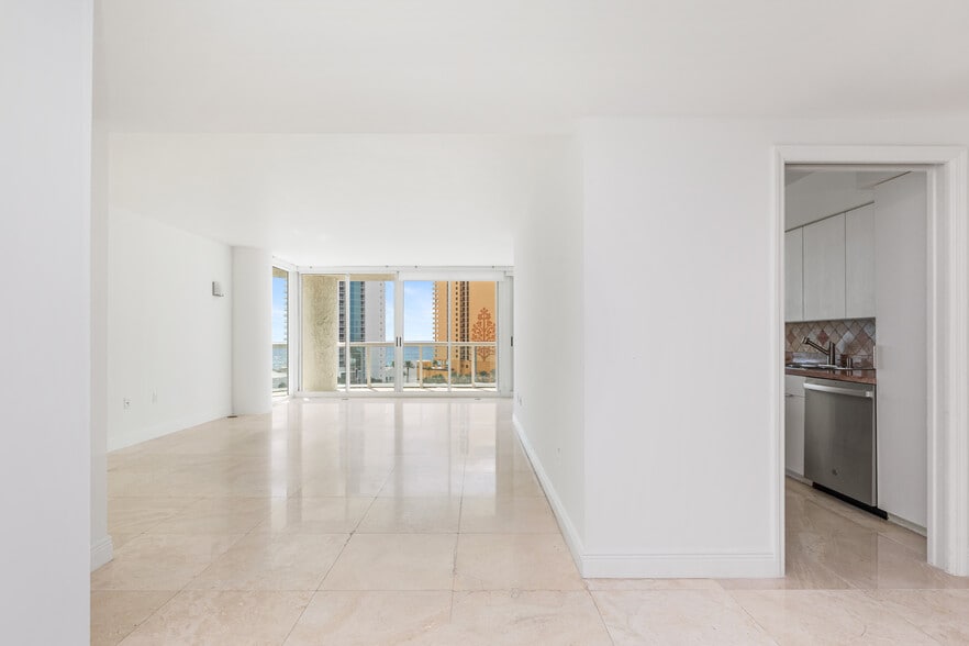 Building Photo - 16400 Collins Ave