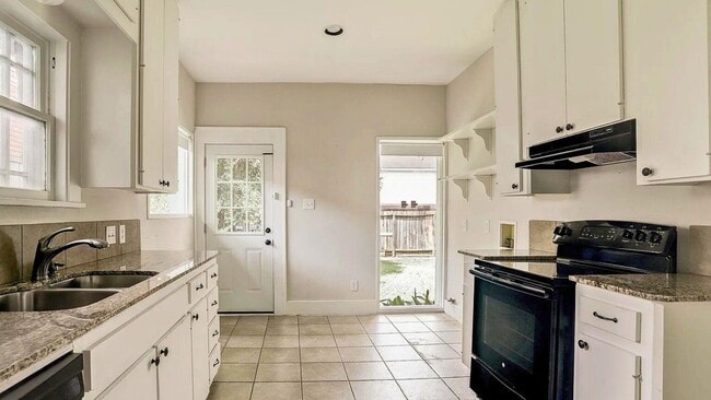 Building Photo - 2220 Avalon Pl