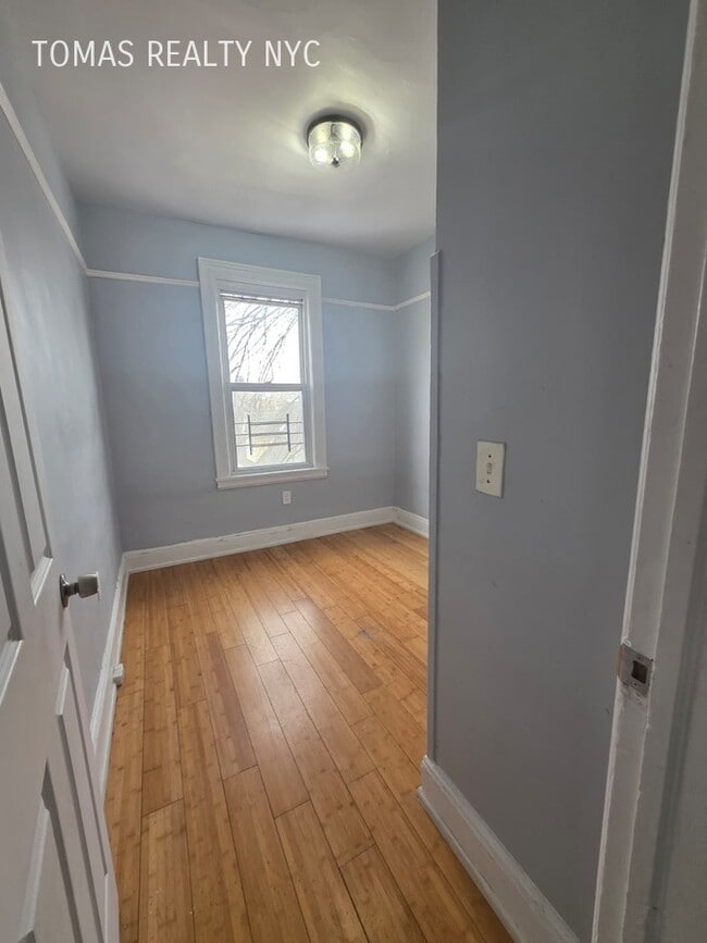 Building Photo - 16 Sherwood Ave