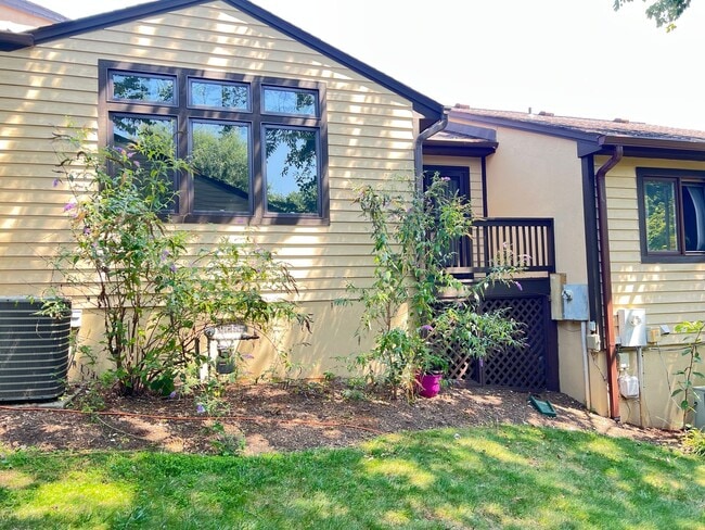 Building Photo - Branchlands Condo