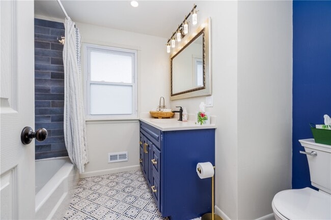 Building Photo - 207 W Ivy St