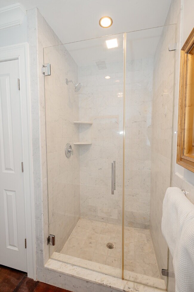 Building Photo - Spacious 1-Bedroom Fully Furnished Townhome in Historic Charleston!