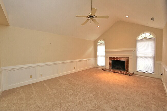 Building Photo - 212 Lakeshore Dr