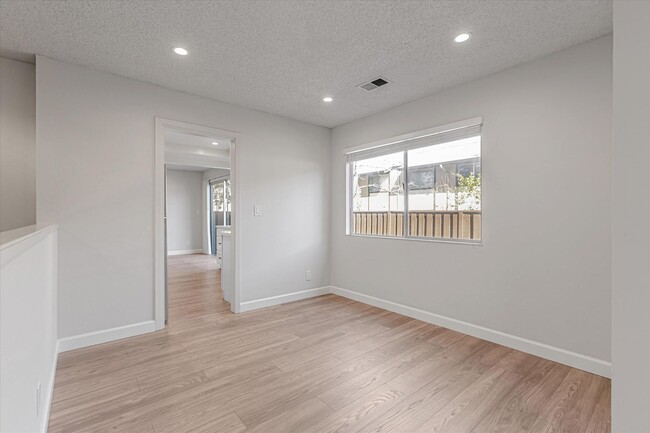 Building Photo - Fully Renovated, 4 Bedroom Townhome Availa...