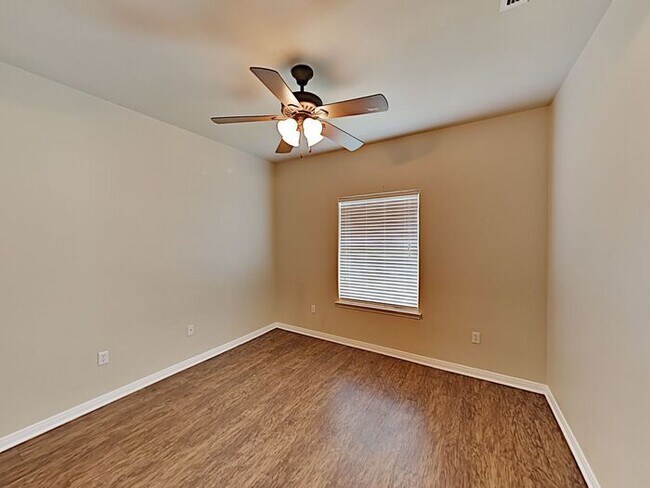 Building Photo - No App Fees. 1 Month Free Rent*