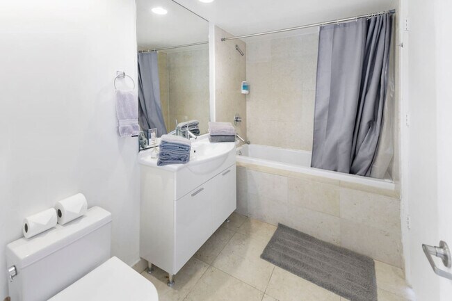 Building Photo - 485 Brickell Ave