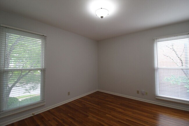 Building Photo - 1/2 OFF June Rent On This 2 Bedroom 1 Bath Apartment In The West Plaza Area