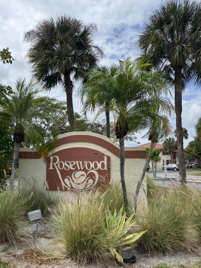 Building Photo - 9921 Three Lakes Cir