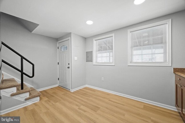 Building Photo - 817 5th St