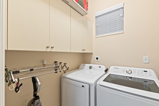 Building Photo - 1033 NE 17th Way