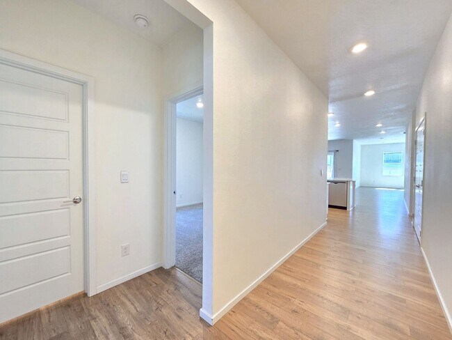 Building Photo - 5711 W Georgetown Ln