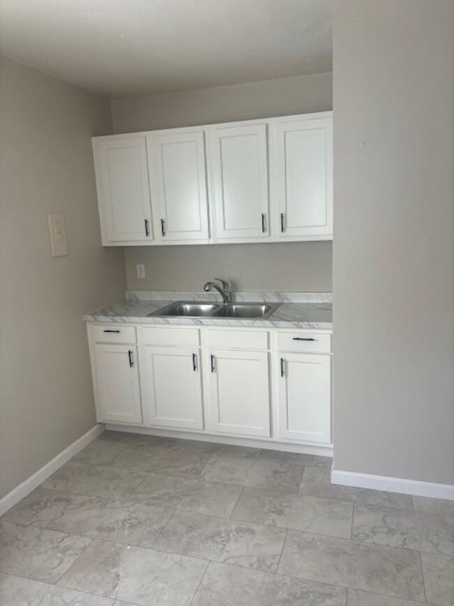 Building Photo - Charming 3 Bedroom 1 Bath Home on Eastside Of Lorain