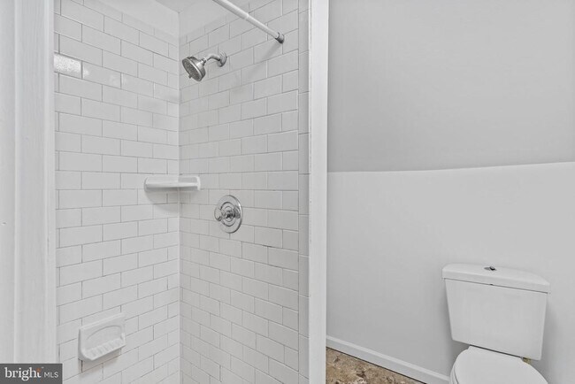 Building Photo - 716 E Railroad Ave