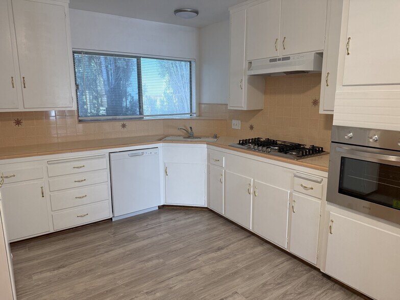 Building Photo - 330 E Fairview Ave